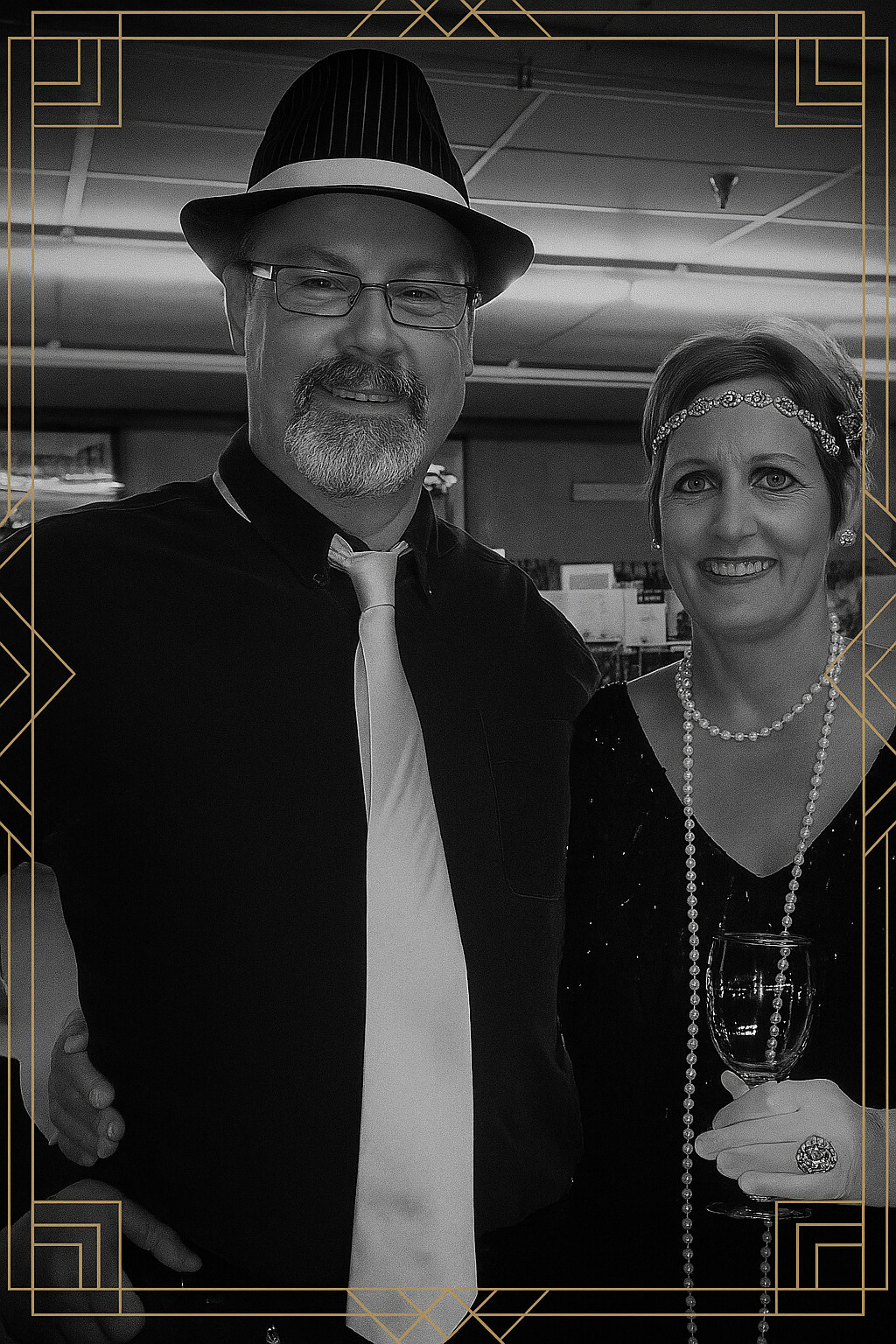 Elegant_1920s_Couple_in_Art_Deco_Frame.png